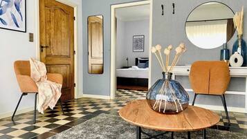 5 slaapkamers, een bureau, een strijkplank/strijkijzer, wifi