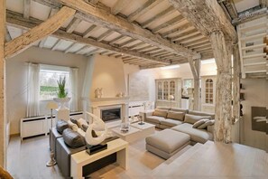 Televisie, een open haard, een stereo en een kantoor