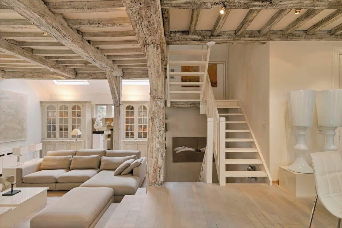 Televisio, takka, stereot, työhuone