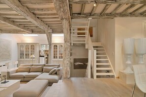 Televisie, een open haard, een stereo en een kantoor