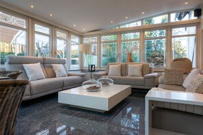 TV, peis, stereoanlegg og kontorer