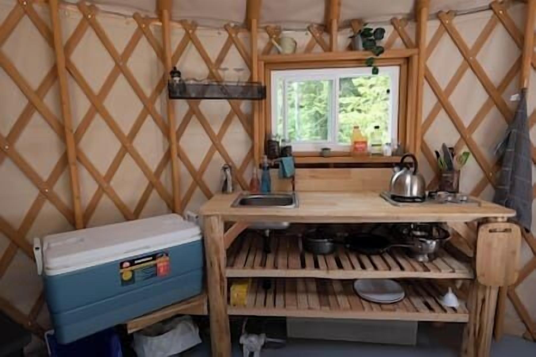 Liesi, kahvin-/teenkeitin, keittoastiat/astiat/ruokailuvälineet