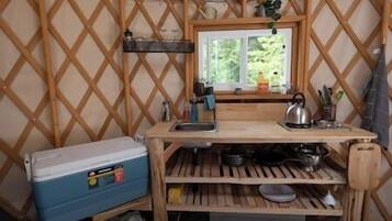 Liesi, kahvin-/teenkeitin, keittoastiat/astiat/ruokailuvälineet