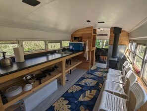 Kaffetrakter/tekoker, kjøkkenutstyr og spisebord