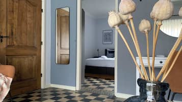 2 bedrooms, desk, WiFi, bed sheets