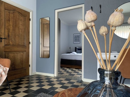 2 bedrooms, desk, WiFi, bed sheets. Suite B5