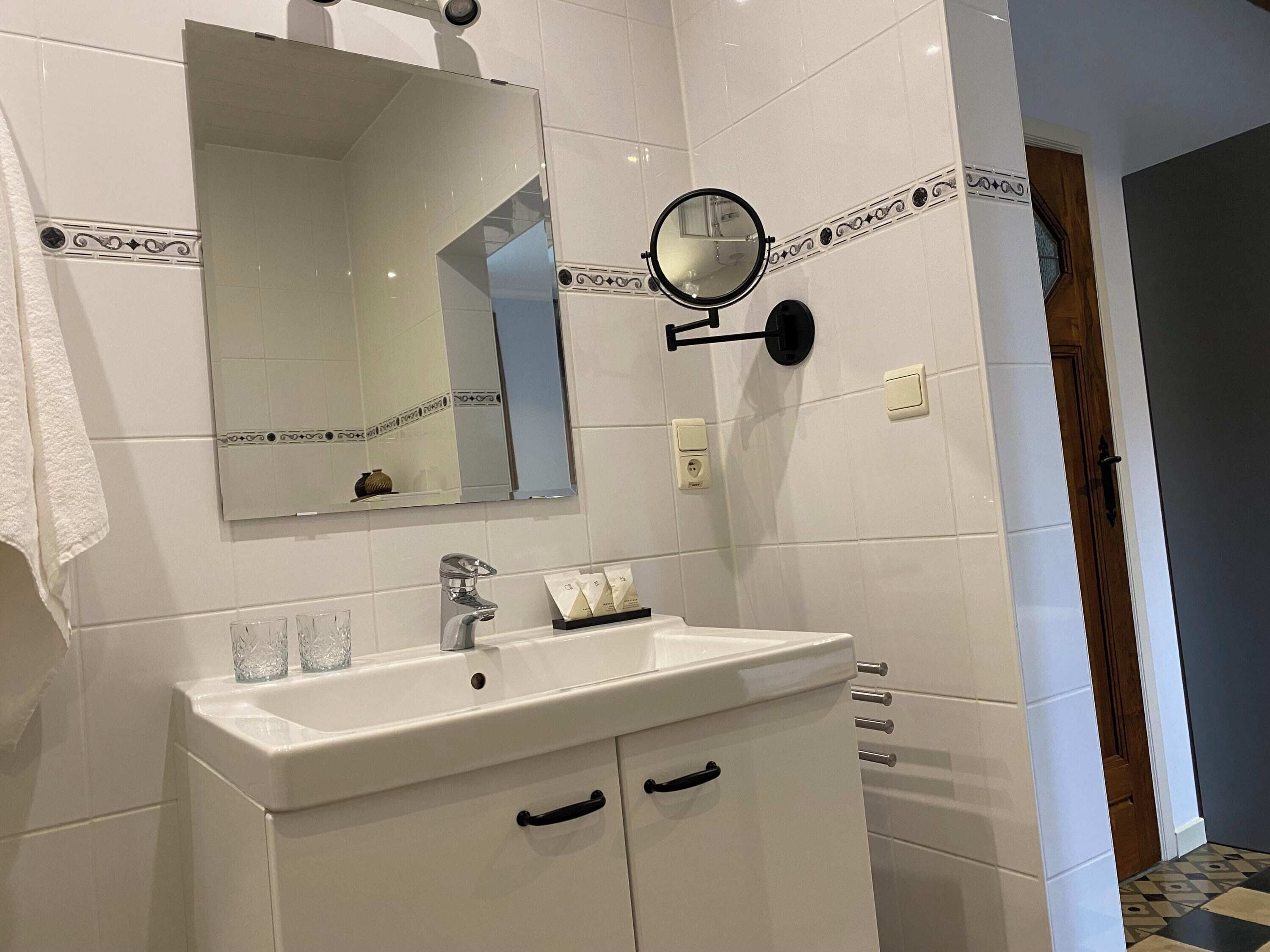 Douche, sèche-cheveux, shampoing