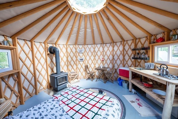 1 bedroom, bed sheets