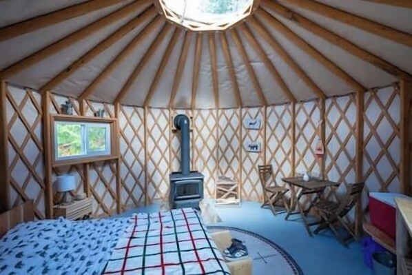 1 bedroom, bed sheets