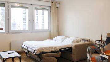 1 dormitorio, tabla de planchar con plancha, wifi y ropa de cama