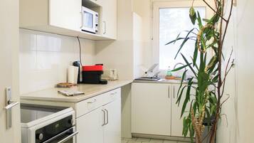 Frigorífico, microondas, horno y cafetera o tetera