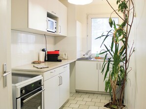 Réfrigérateur, micro-ondes, four, cafetière/bouilloire