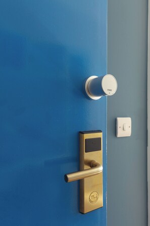 Une porte bleue dotée d’une serrure moderne et d’un trou de serrure.