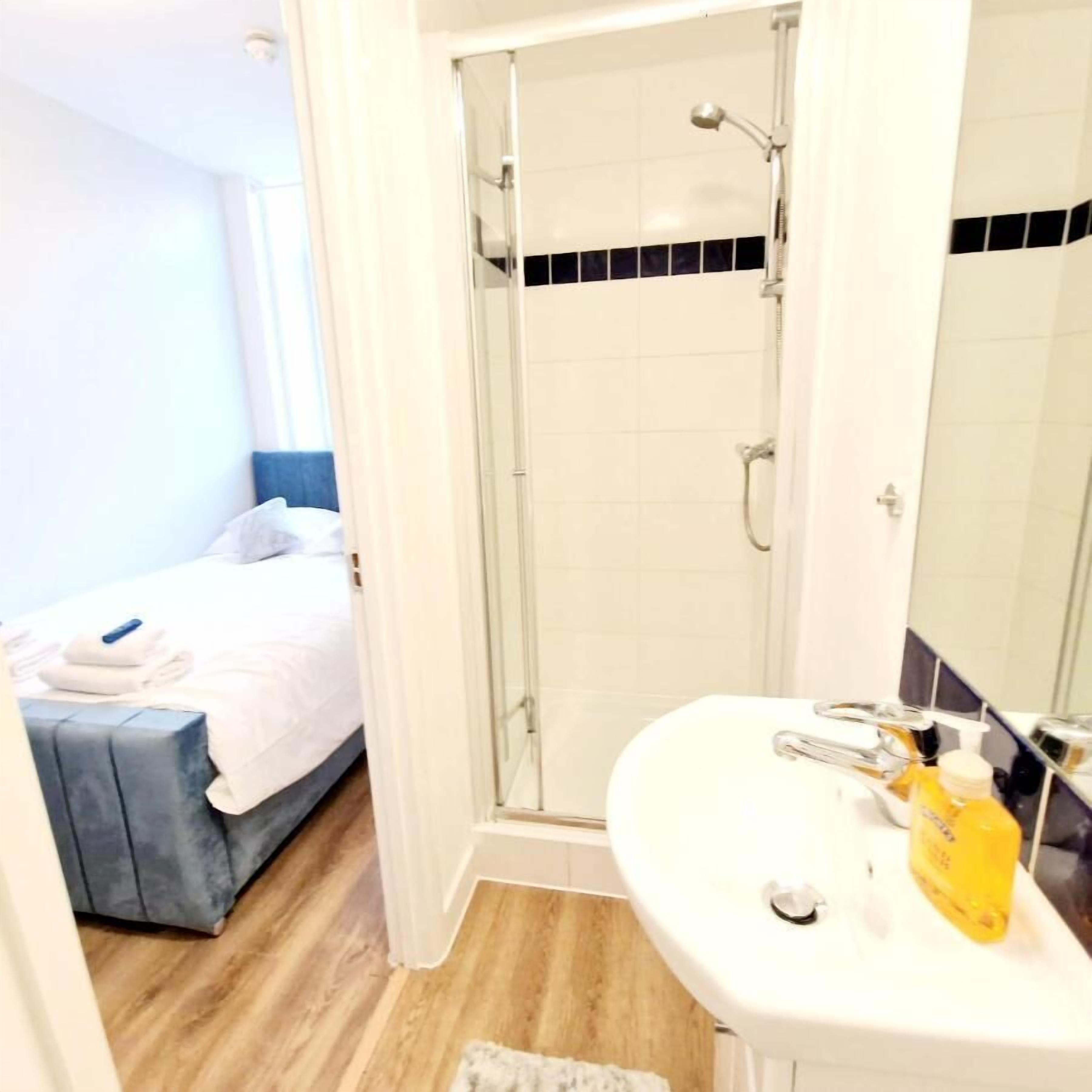 Ducha, toallas, jabón, shampoo