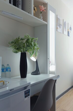Deluxe Double Room, City View | In-room dining - Crendon House Boutique Hotel (High Wycombe)