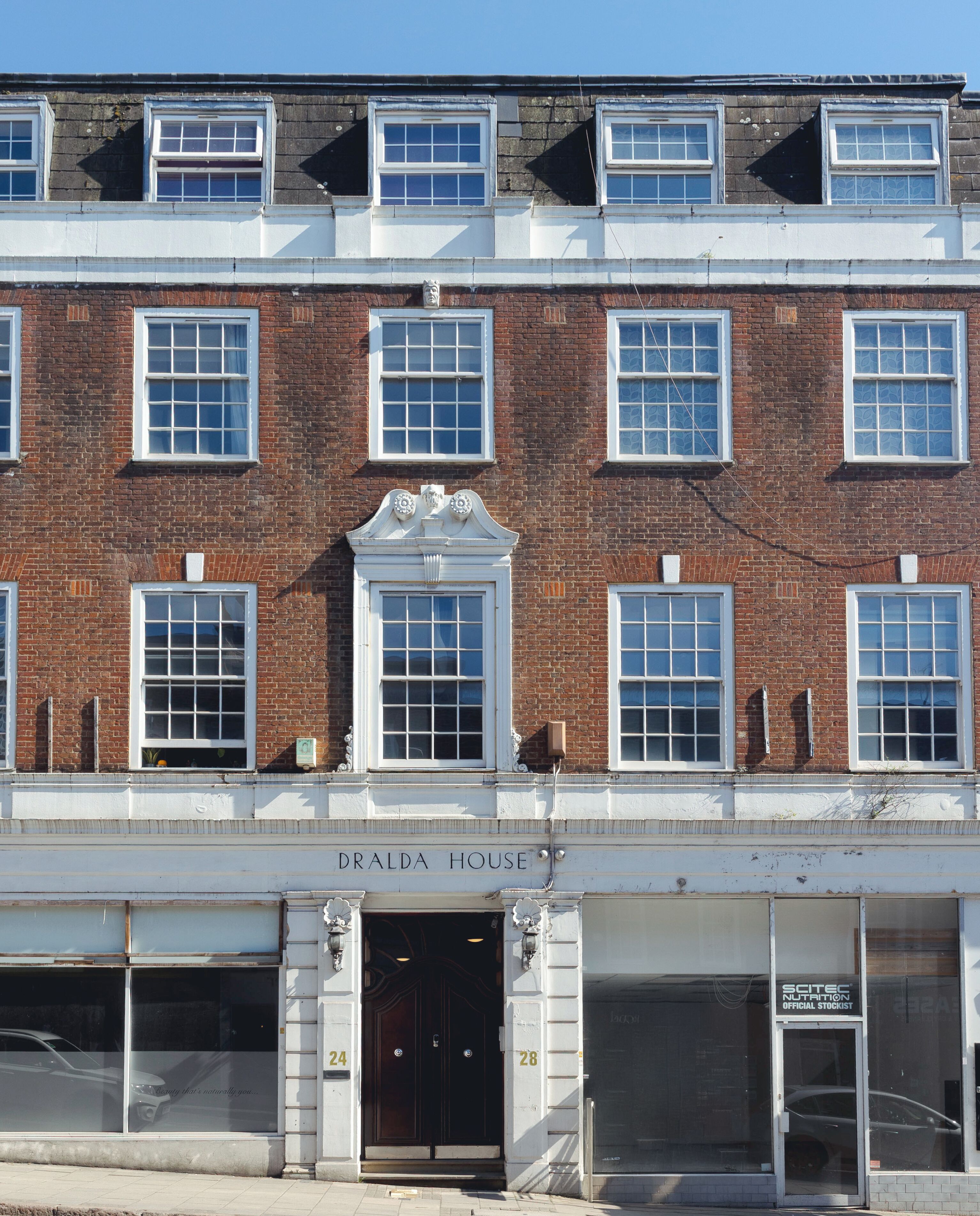 Vista frontal de la propiedad