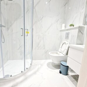 Superior Studio, Courtyard View | Bathroom | Shower, towels, soap, shampoo - Crendon House Boutique Hotel (High Wycombe)