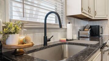 Køleskab, mikrobølgeovn, ovn, kogeplade