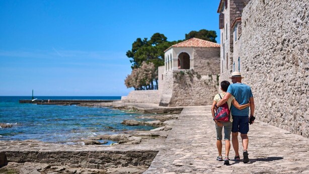A stone pathway along a coastal area with a historic building and a clear blue sky. - Al Porto Suites (Novigrad)