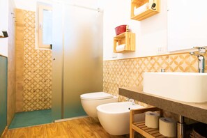 Shower, hair dryer, bidet, towels