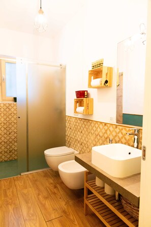 Dusche, Haartrockner, Bidet, Handtücher