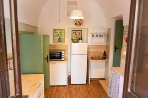 Kühlschrank, Herdplatte, Wasserkocher mit Kaffee-/Teezubehör