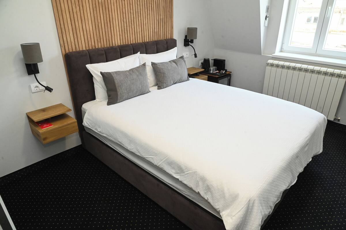 Quarto luxo, 1 cama Queen, para não fumantes, vista para a cidade | Camas com colchões de espuma com sistema de memória