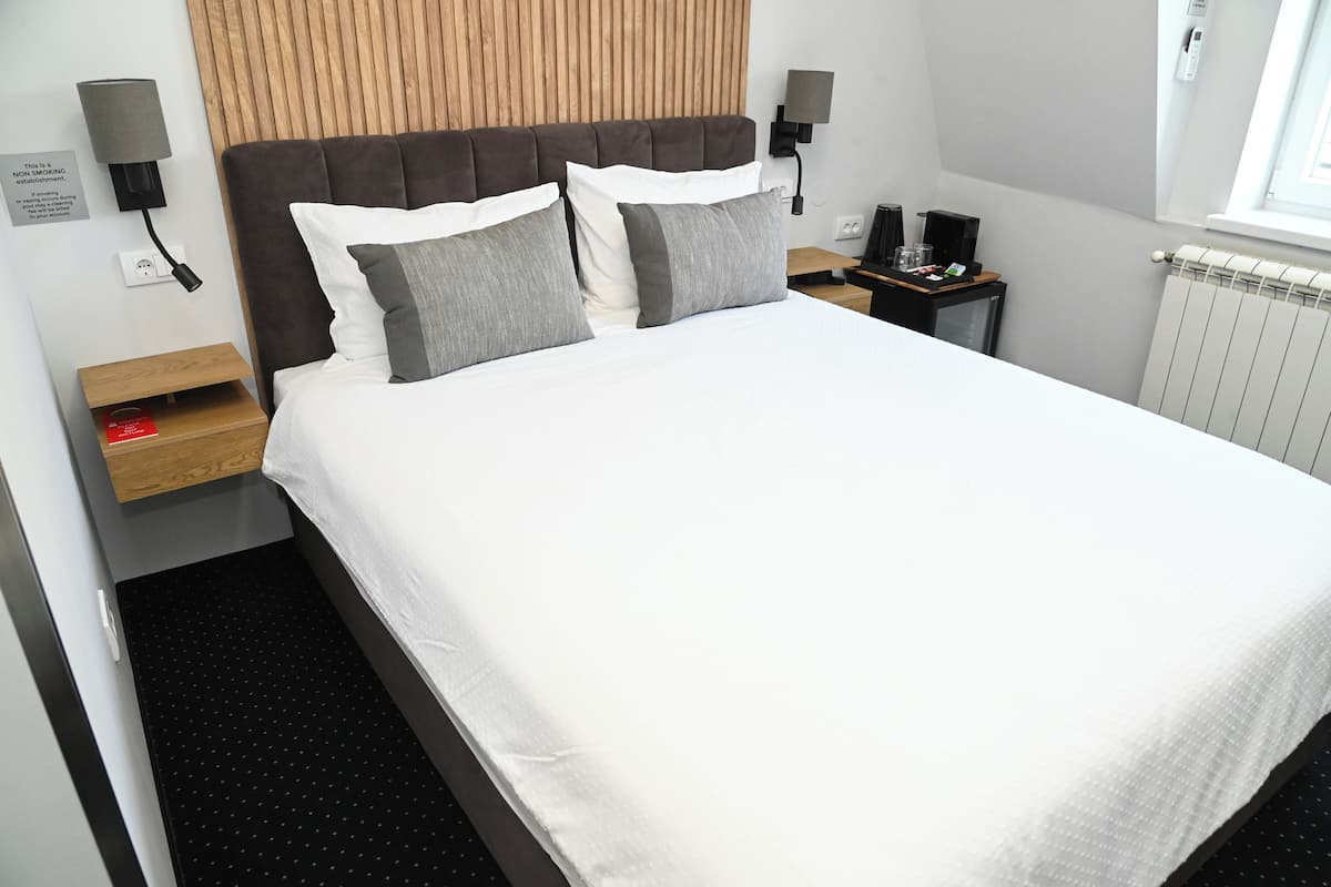 Quarto luxo, 1 cama Queen, para não fumantes, vista para a cidade | Camas com colchões de espuma com sistema de memória