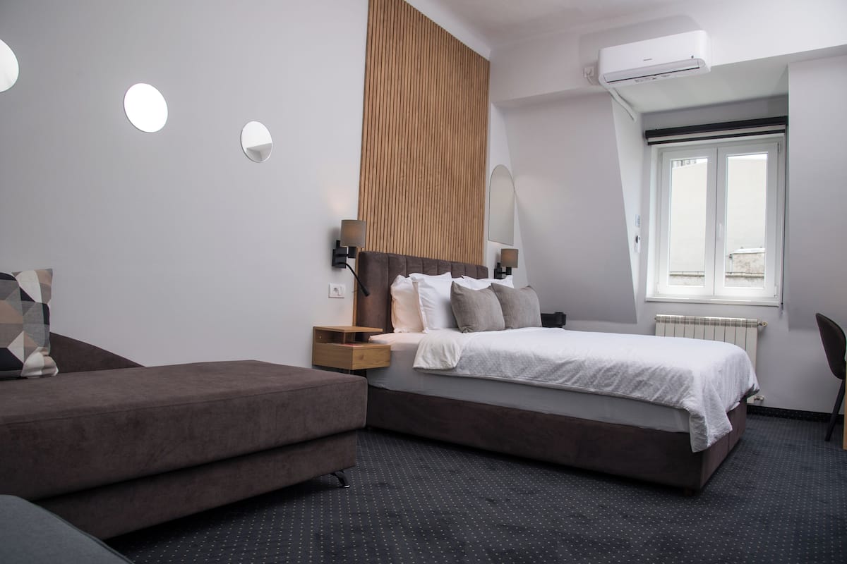 Quarto executivo, 1 cama Queen, para não fumantes, vista para a cidade | Camas com colchões de espuma com sistema de memória