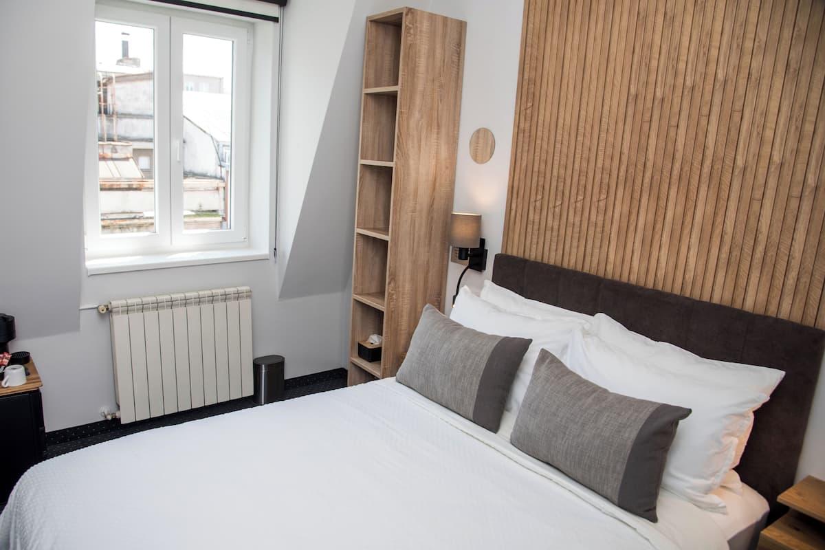 Quarto luxo, 1 cama de casal, para não fumantes, vista para a cidade | Camas com colchões de espuma com sistema de memória