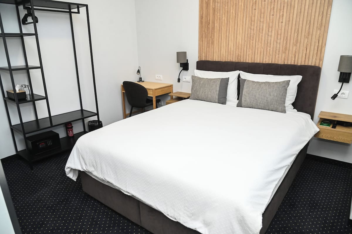 Quarto conforto, 1 cama Queen, para não fumantes, vista para o pátio | Camas com colchões de espuma com sistema de memória