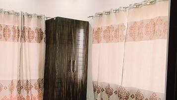 Douche, sèche-cheveux, bidet, serviettes fournies