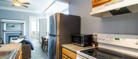 Geladeira, micro-ondas, fogão, cooktop