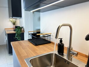 Fridge, oven, stovetop, coffee/tea maker - Spacious, Near Beach & Easy Parking - by Solstad (Kavala)