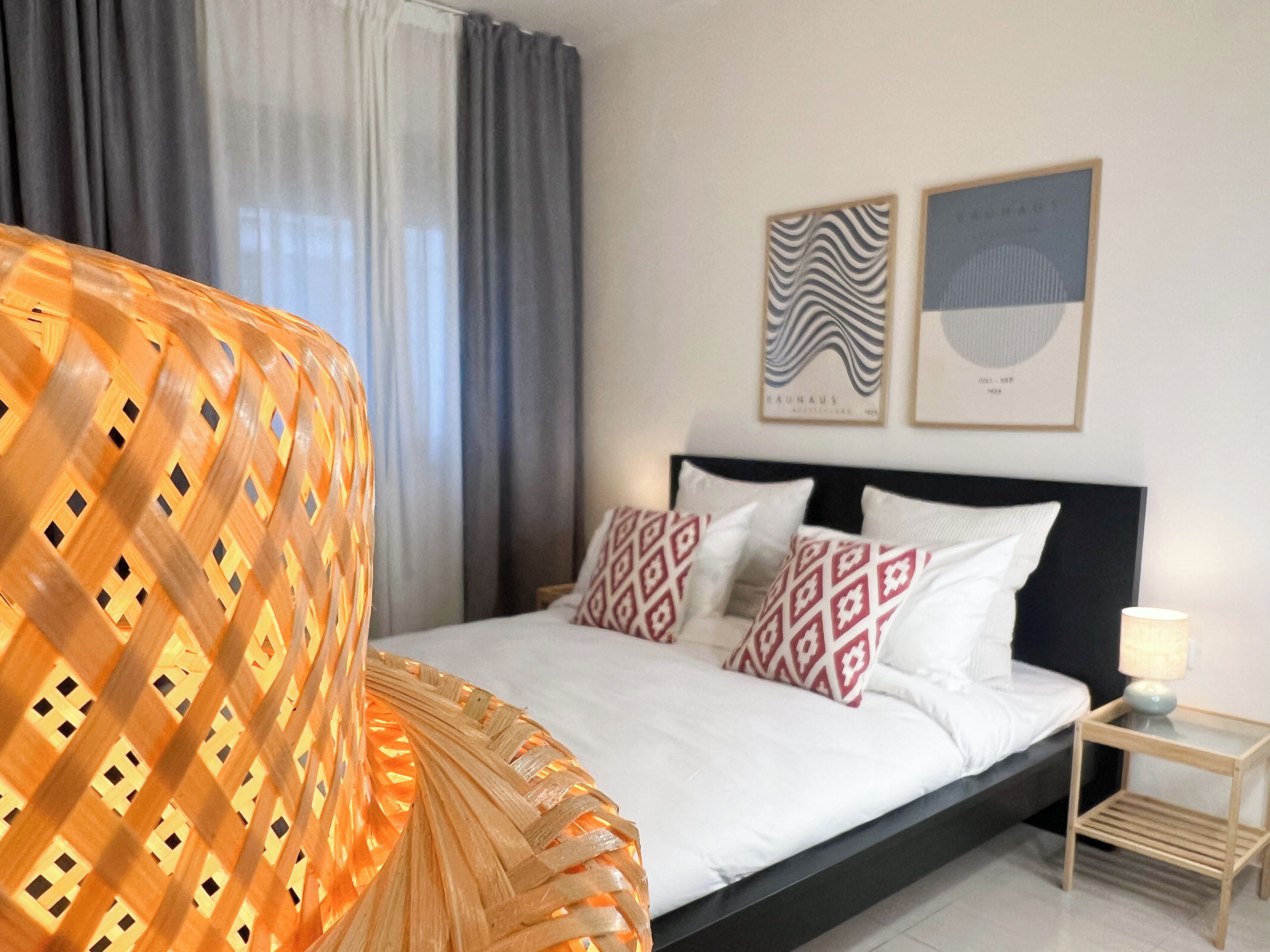 2 habitaciones, tabla de planchar con plancha y cuna de viaje 