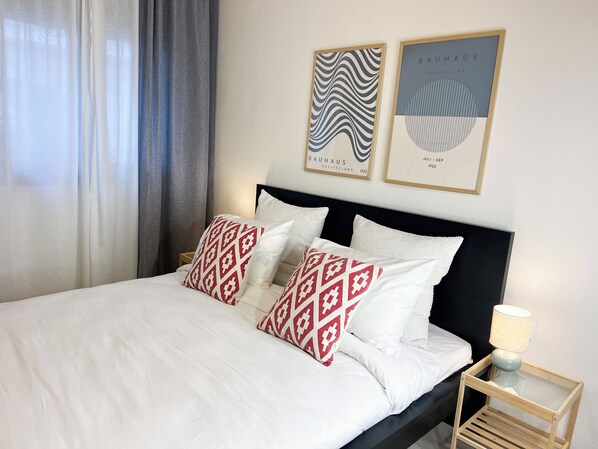 2 habitaciones, tabla de planchar con plancha y cuna de viaje 