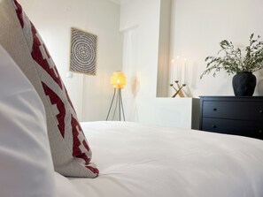 2 habitaciones, tabla de planchar con plancha y cuna de viaje 