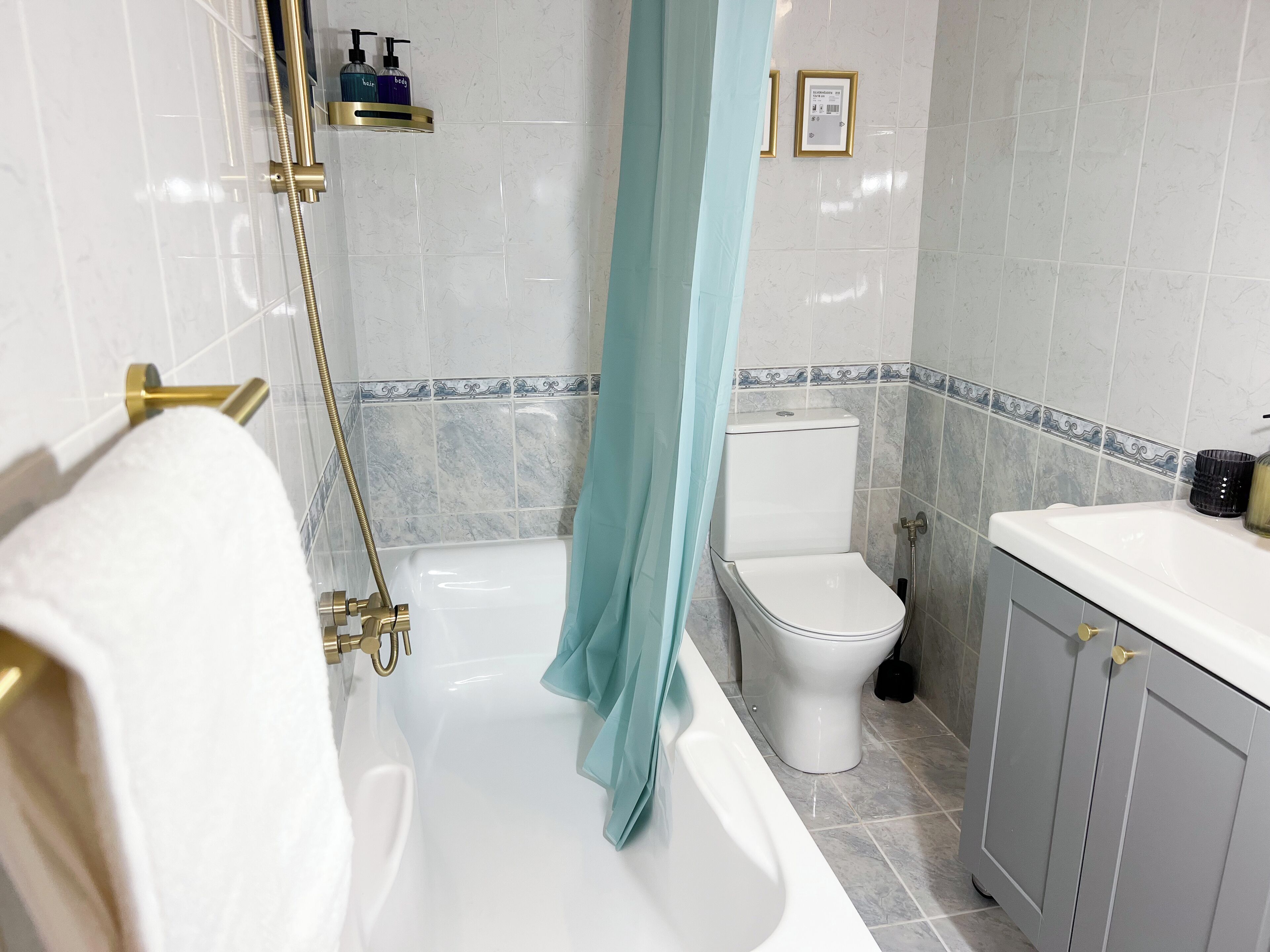 Secador de cabelo, toalhas de banho, sabonete, shampoo