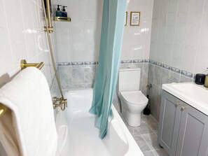 Secadora de cabello, toallas, jabón, shampoo 