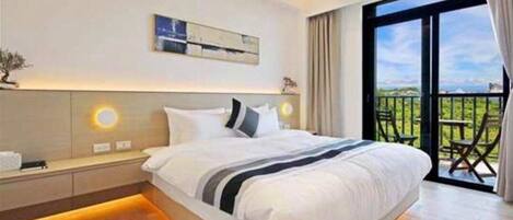 Habitación de hotel moderna con una cama grande, mesitas de noche, una obra de arte en la pared y un balcón con vistas.