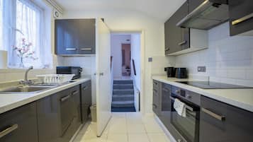 Appartement | Privékeuken | Een koelkast, een microgolfoven, een oven, een kookplaat