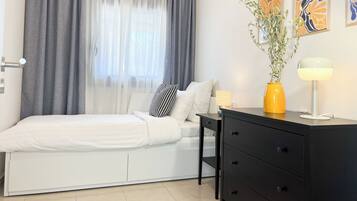 2 habitaciones, tabla de planchar con plancha y cuna de viaje