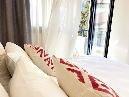 2 bedrooms, iron/ironing board, travel cot, free WiFi. Near Beach and Easy Parking - by Solstad