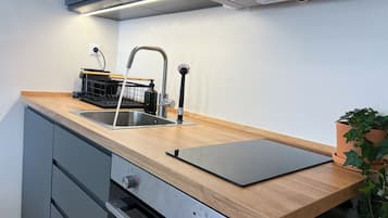 Fridge, oven, stovetop, electric kettle