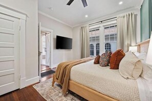 3 bedrooms, desk, iron/ironing board, travel crib