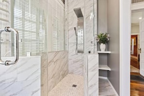 Douche, baignoire à jets, sèche-cheveux, serviettes fournies