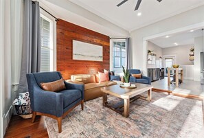 Smart TV, fireplace - Private Heated Pool & Spa. Walk to Beach & Pleasure Pier! (Galveston)