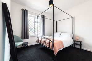 3 bedrooms, iron/ironing board, internet, bed sheets - Central House in Southampton (Freemantle)