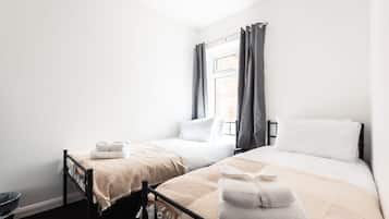 3 bedrooms, iron/ironing board, internet, bed sheets