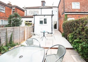 Outdoor dining - Central House in Southampton (Freemantle)
